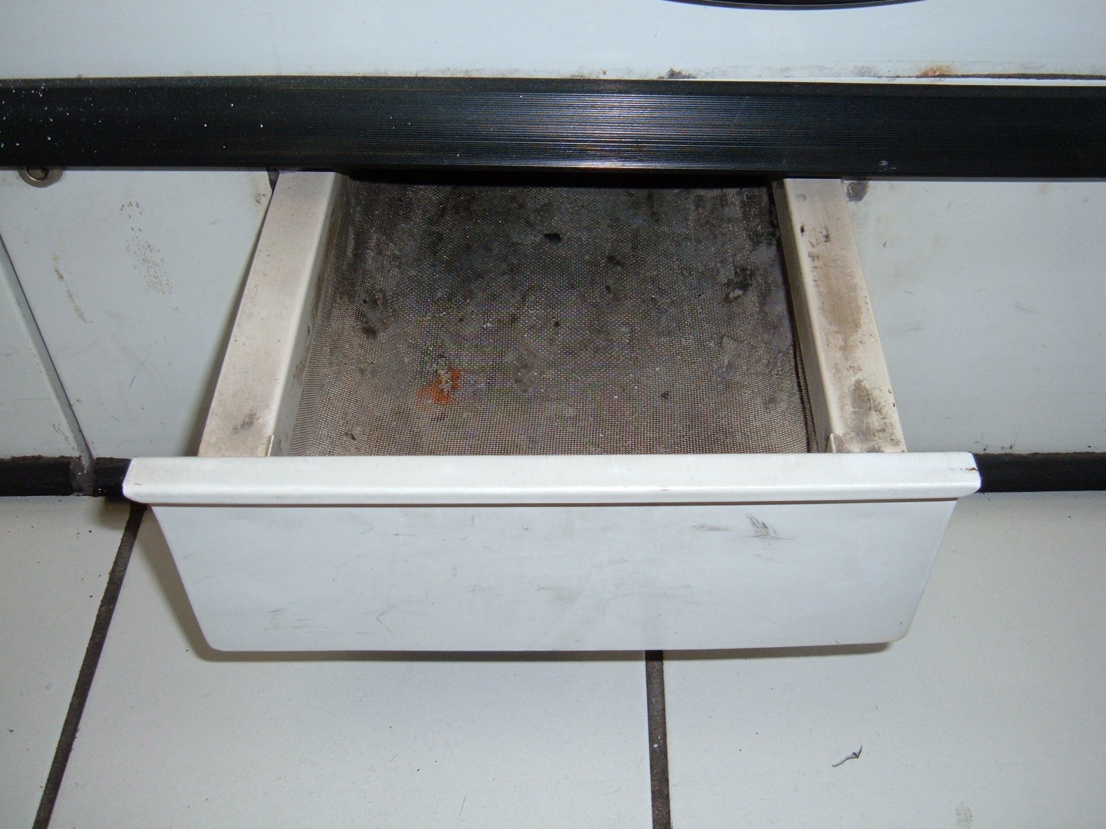 American Dryer Corp. laundromat dryer lint tray. Photo by BrokenSphere on Wikimedia Commons.