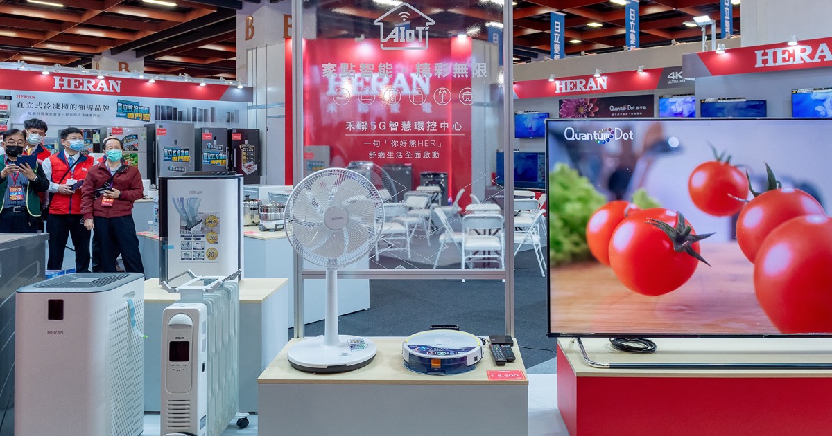 01.07 總統出席「2022電器空調影音3C年終購物展開幕典禮記者會」 (51803935082). Photo by 總統府 on Wikimedia Commons.