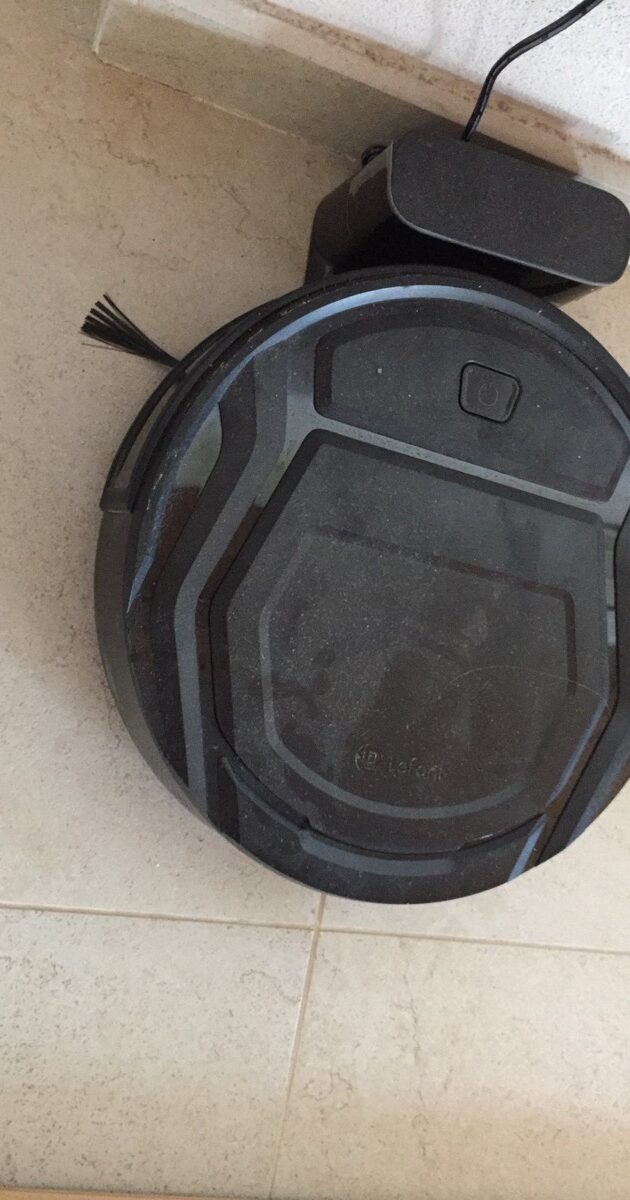 Aspirapolvere robot. Photo by Air fans on Wikimedia Commons.